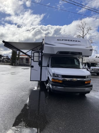 Forest River Sunseeker 2350 ( corner queen) 24' 9S